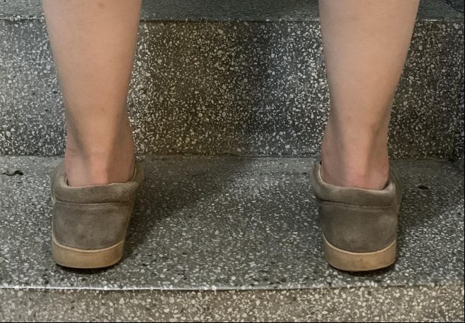 這雙鞋的另個問題是護跟不夠硬,加上這位朋友疑似足供較低,所以反而往內偏