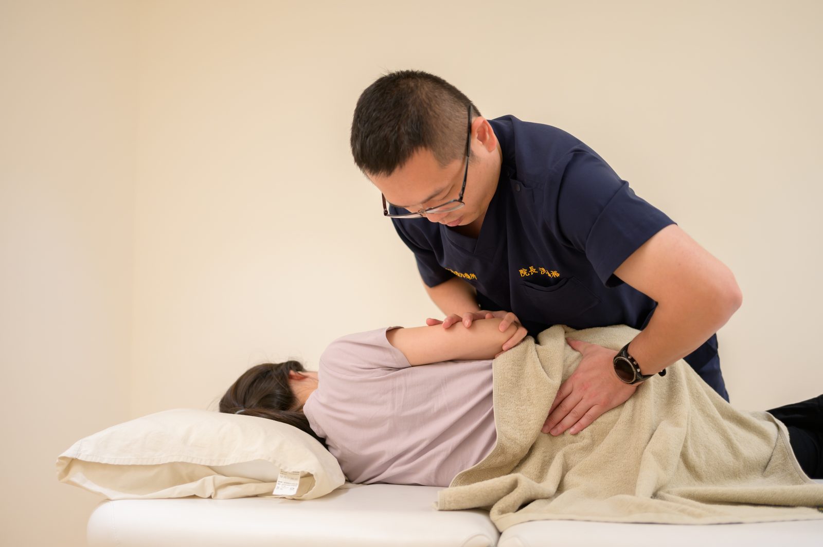 森暉院長以徒手治療處理患者腰背與脊椎